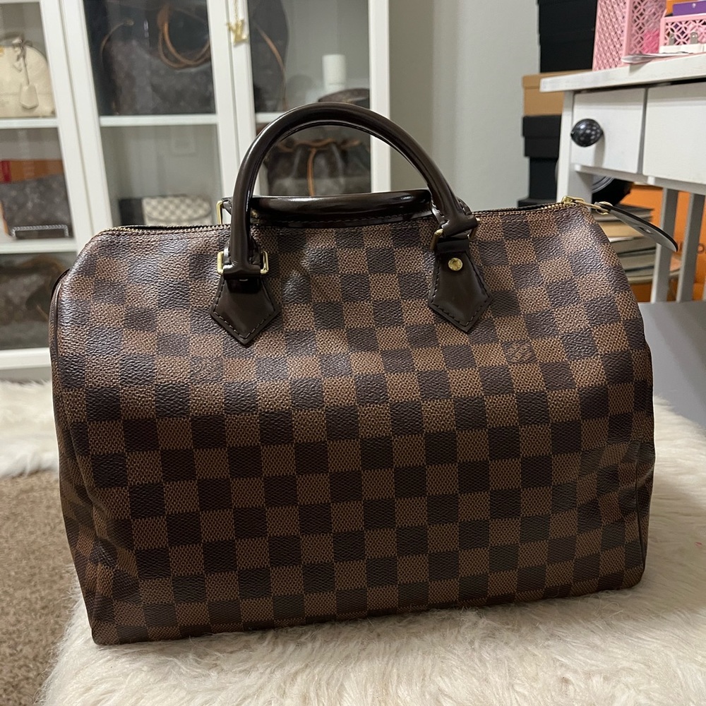 Speedy 30 Damier Ebene. Very clean and hardy used. Comes with lock and key.